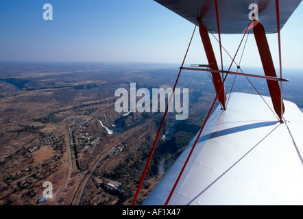 Blick von einem Tiger Moth Flugzeug über der Zambezi-Schlucht und Viktoriafälle Stockfoto