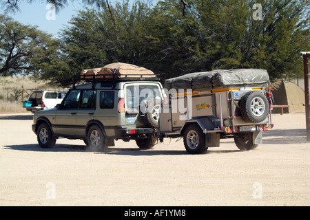 4 x 4 Auto ziehen eines Anhängers in der Kalahari. Südafrika RSA Stockfoto