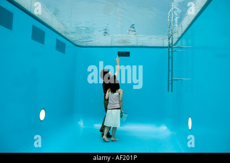 "Swimming Pool" des argentinischen Künstlers Leandro Erlich im 21. Jahrhundert Museum of Conteporary Art, Kanazawa, Japan Stockfoto