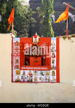 Hindu Street Altar zeigt verschiedene Hindu Götter und Idole, Nasik, Indien Stockfoto