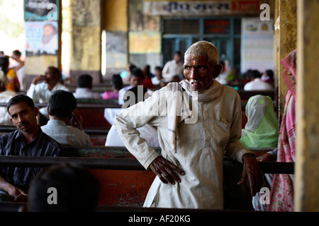 Der alte indische Mann wartet am Nasik Busbahnhof Stockfoto