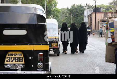 Drei Indain muslimische Frauen tragen Niqab zu Fuß entlang der Straße, Pune, Indien Stockfoto