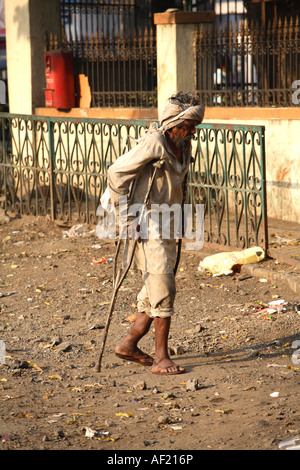 Indischer Mann mit Behinderung beim Gehen mit Krücken, Pune, Indien Stockfoto