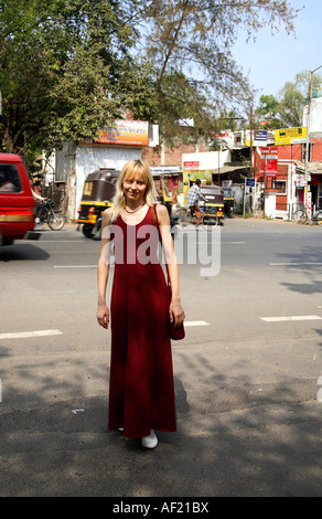 Anhänger/Anhänger von Osho (neo-sannyasins) von der Osho International Foundation in kastanienbraunen Roben in Pune, Indien Stockfoto