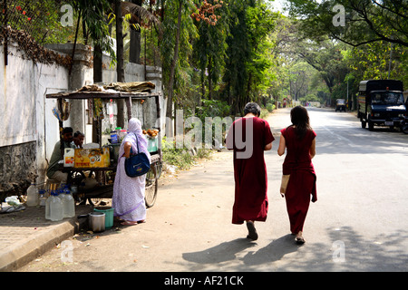 Anhänger/Anhänger von Osho (neo-sannyasins) von der Osho International Foundation in kastanienbraunen Roben, die zum Ashram in Pune, Indien zurückkehren Stockfoto