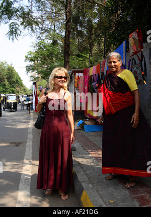 Anhänger/Anhänger von Osho (neo-sannyasins) von der Osho International Foundation in kastanienbraunen Roben in Pune, Indien Stockfoto