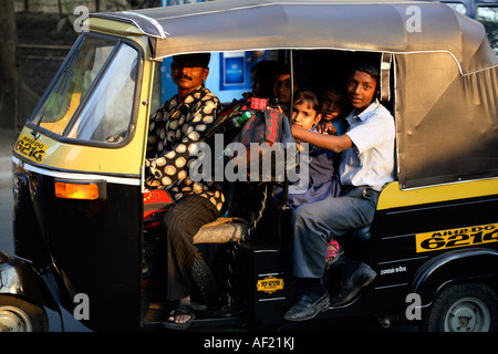 Indische Schulkinder gerammt in Auto Rikscha auf dem Weg nach Hause von der Schule, Pune, Indien Stockfoto