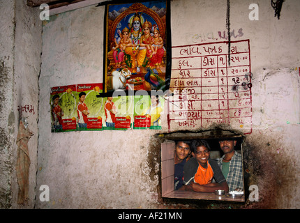 Junge indische männliche Arbeiter posieren in Küche Luke, die Dangs, Gujarat, Indien Stockfoto