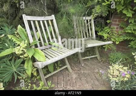 Alte rustikale Holz Gartenstühle in einer schattigen Ecke Stockfoto