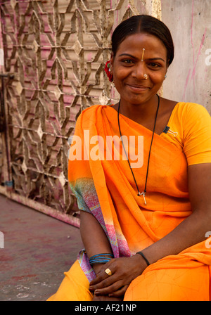 Hübsche junge Inderin am Marktstand, Una, Gujarat, Indien Stockfoto