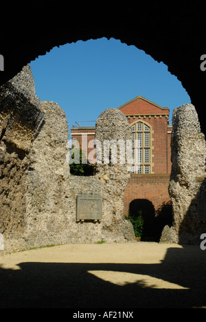 Die Überreste der Reading Abbey mit HM Gefängnis lesen in der Ferne Berkshire England Stockfoto