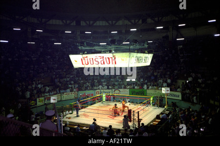 Thai Boxkampf im Ratchadamnoen-Stadion in Bangkok Stockfoto