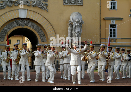 Chinesische Marine Band spielen und marschieren bei einem Freundschaftsbesuch in St.Petersburg Russland Stockfoto