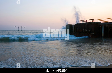 Eine alte Venoco Ölplattform in Goleta Beach, Kalifornien Stockfoto