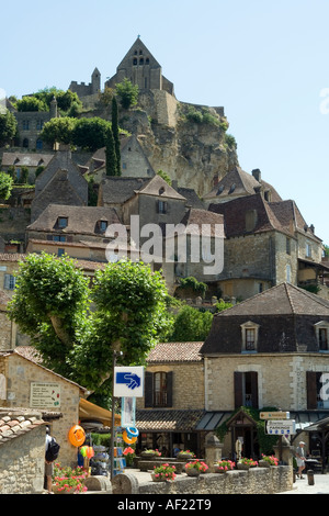 Chateau de Beynac überragt Beynac et Cazenac am Ufer des Flusses Dordogne Frankreich Europa Stockfoto