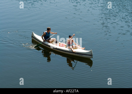 Mann und Frau ein kanadisches Kanu paddeln am Fluss Dordogne in Beynac et Cazenac Frankreich Europa Stockfoto