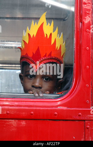 Kleiner Junge beim Notting Hill Carnival London aus bus Stockfoto