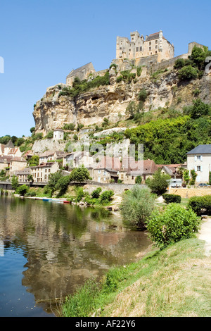 Chateau de Beynac überragt Beynac et Cazenac am Ufer des Flusses Dordogne Frankreich Europa Stockfoto