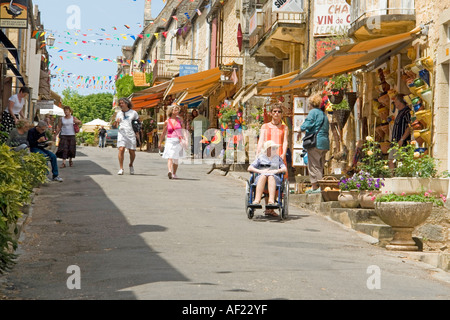 ältere Frau Touristen im Rollstuhl Domme Dordogne Frankreich Europa Stockfoto