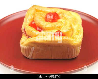 Frisch gebackene Kirsche und Mandel Swirl Gebäck Kuchen gegen einen weißen Hintergrund mit Keine Personen Stockfoto