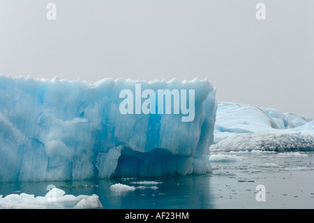 Eisberge schwimmen im Prinz-William-Sund in der Nähe von Columbia-Gletscher in Alaska, USA Yunan Stockfoto