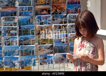 Mädchen wählt eine Postkarte in Chamonix, Frankreich Stockfoto