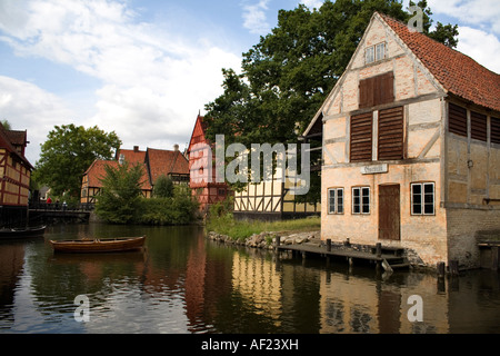 Den Gamle By - Arhus, Dänemark. Häuser mit Spiegelungen im Wasser Stockfoto