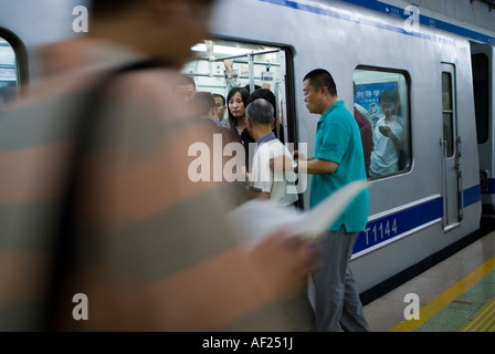 Peking CHINA, geschäftige U-Bahn-Station Menschenmenge Boarding Train, pendeln Züge, steigen Sie in den Zug Stockfoto