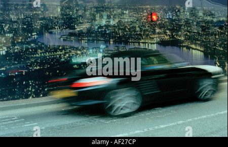 Auto vorbeifahren ein großes Foto von London neben einer Baustelle in den Docklands, East London. Stockfoto