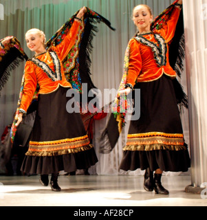 Russische Volkstänzer unterhalten sich in traditionellen Kostümen in einem St. Petersburger Theater, Russland. Stockfoto
