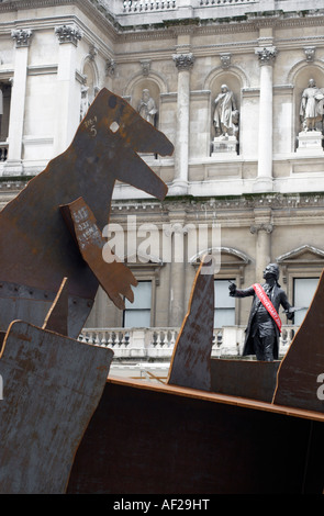 Vorplatz der Royal Academy in London Kunst während der jährlichen Sommerausstellung mit Stahlskulpturen und Joshua Reynolds Statue Stockfoto