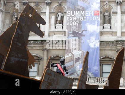 Teil des Vorplatzes der Royal Academy of Arts London während der jährlichen Sommerausstellung mit Stahl Skulpturen Stockfoto