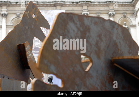 Vorplatz des The Royal Akademie der Künste London mit Stahlskulpturen und eine Statue von Joshua Reynolds im Hintergrund Stockfoto