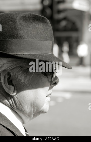 Profilbildnis des Londoner Kaufmanns Trilby Hut Stockfoto