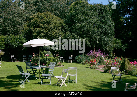 Tische und Stühle im malerischen traditionellen englischen Cottage Garden im St Mary's House, Bramber, West Sussex, England Stockfoto