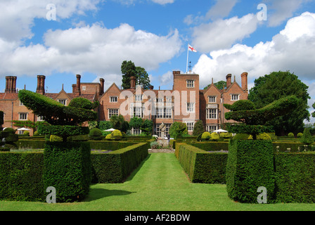 Gepflegten Hecken und topiary Garten des Great Fosters Hotel, Egham, Surrey, England, Vereinigtes Königreich Stockfoto