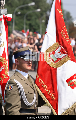 Polen polnische Soldat mit Flagge bei Militärparade in Warschau Stockfoto