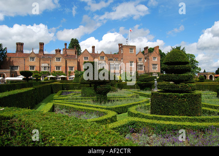 Gepflegten Hecken und topiary Garten des Great Fosters Hotel, Egham, Surrey, England, Vereinigtes Königreich Stockfoto