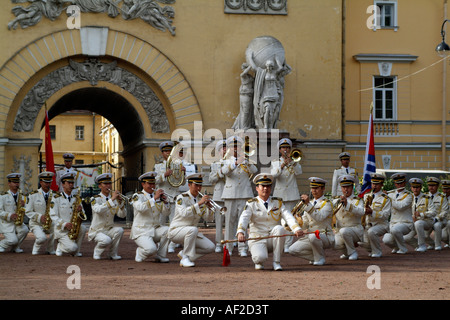 Chinesische Marine Band spielen und marschieren bei einem Freundschaftsbesuch in St.Petersburg Russland Stockfoto