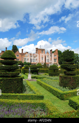 Gepflegten Hecken und topiary Garten des Great Fosters Hotel, Egham, Surrey, England, Vereinigtes Königreich Stockfoto