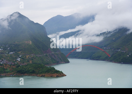 Brücke am Eingang zum Wu Schlucht drei Schluchten Yangtze River Sichuan China Stockfoto