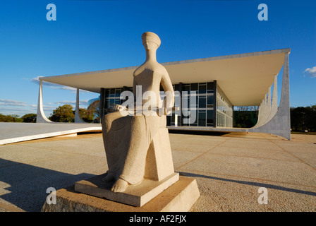 Oscar Niemeyer Brasilien obersten Bundesgericht Gebäude in Brasilia DF Gerechtigkeit Skulptur von Alfredo Ceschiatti Stockfoto