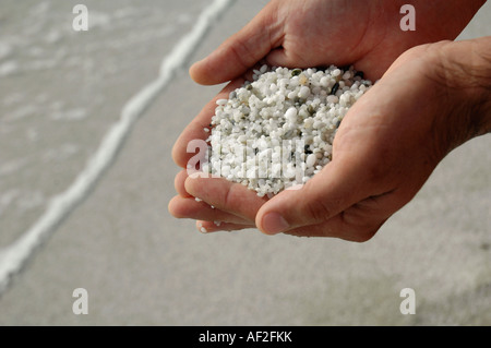 Mann halten Sand Körner des Quarzes in hohlen Hand gemacht Stockfoto