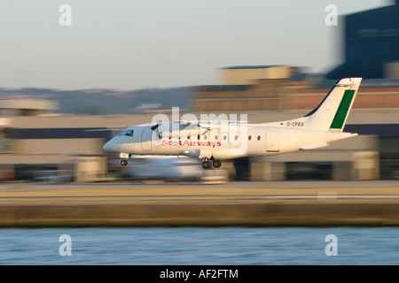 Scot Airways Dornier 328 landet auf dem Flughafen London City, England, UK. Stockfoto