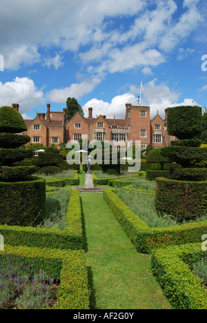 Gepflegten Hecken und topiary Garten des Great Fosters Hotel, Egham, Surrey, England, Vereinigtes Königreich Stockfoto