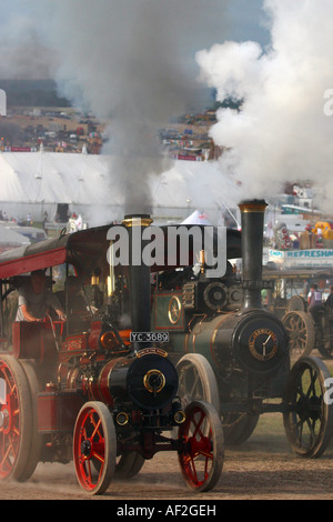 Zugmaschine auf die Great Dorset Steam Fair in 2007 bewegten bergauf Stockfoto