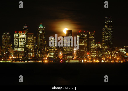 Full Moon rising über die Skyline der Stadt von Seattle, Washington, USA. Stockfoto