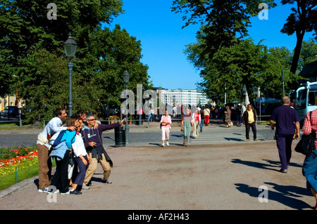 Touristen, die mit dem Fotografieren in der Esplanadi-Park im Zentrum von Helsinki Stockfoto