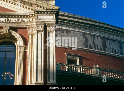 Der Royal Albert Hall, Kensington Gore, London, 1867-1871. Terrakotta-Fries, "The Triumph of Arts and Sciences". Stockfoto