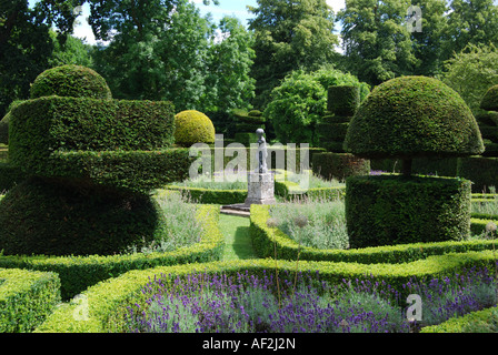 Gepflegten Hecken und topiary Garten des Great Fosters Hotel, Egham, Surrey, England, Vereinigtes Königreich Stockfoto